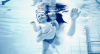 Mujer y bebé dentro del agua de una piscina con cloración salina