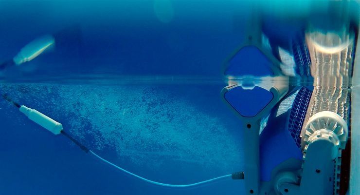 los mejores fabricantes de robots limpiafondos para piscina pública