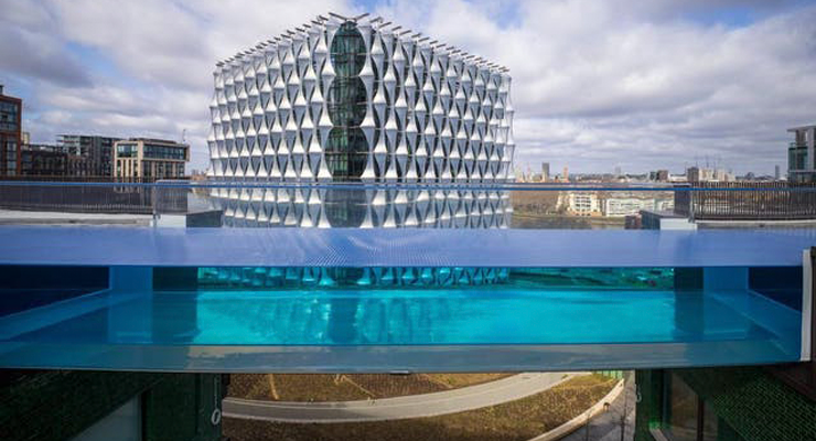 Sky pool piscina transparente en Embassy Gardens Londres