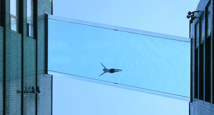 Sky pool piscina transparente en Embassy Gardens Londres